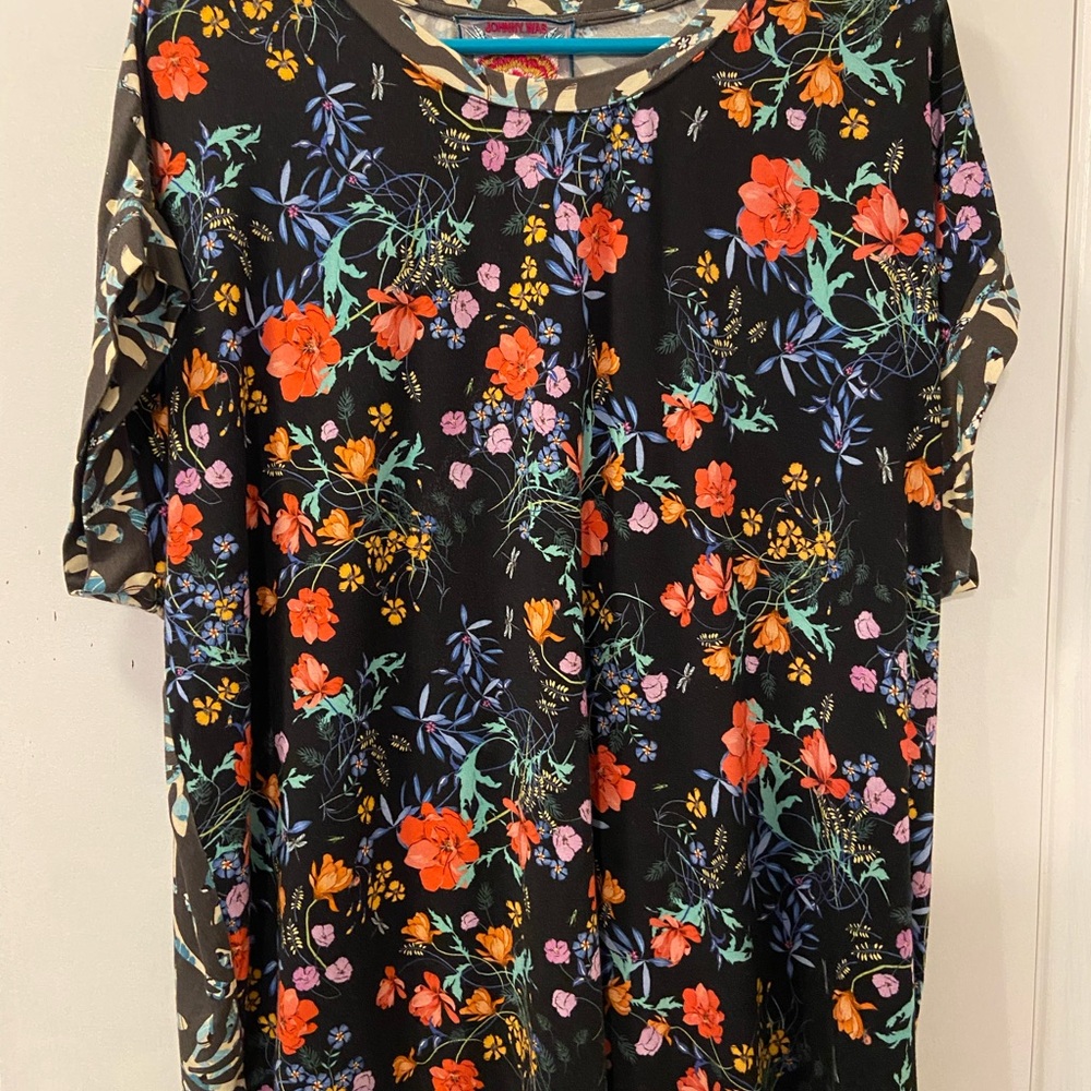 JOHNNY WAS 🌺FLORAL TEE SHIRT 🌺